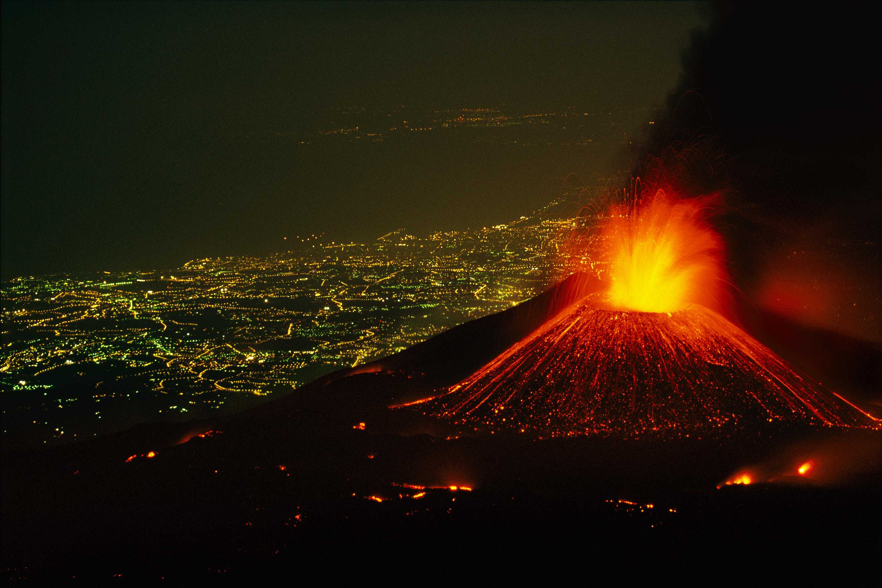 Действующий ли вулкан этна. Вулкан Этна в Италии. Сицилия Италия вулкан Этна. Этна Сицилия извержение. Извержение вулкана Этна.
